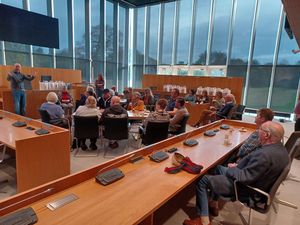 Wethouder Jurryt Vellinga spreekt de aanwezigen toe.