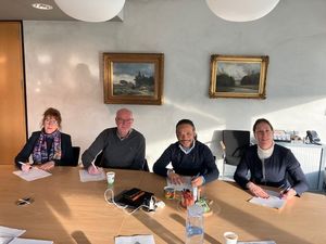 Ondertekening Convenant Samenwerking Buurtbemiddeling  (v.l.n.r. Annet Lammersen, directeur Neie Naober, Michiel Veenstra, directeur SEW, Miguel Ririhena, wethouder Tynaarlo en Esther Borstlap, directeur-bestuurder Stichting Woonborg. 